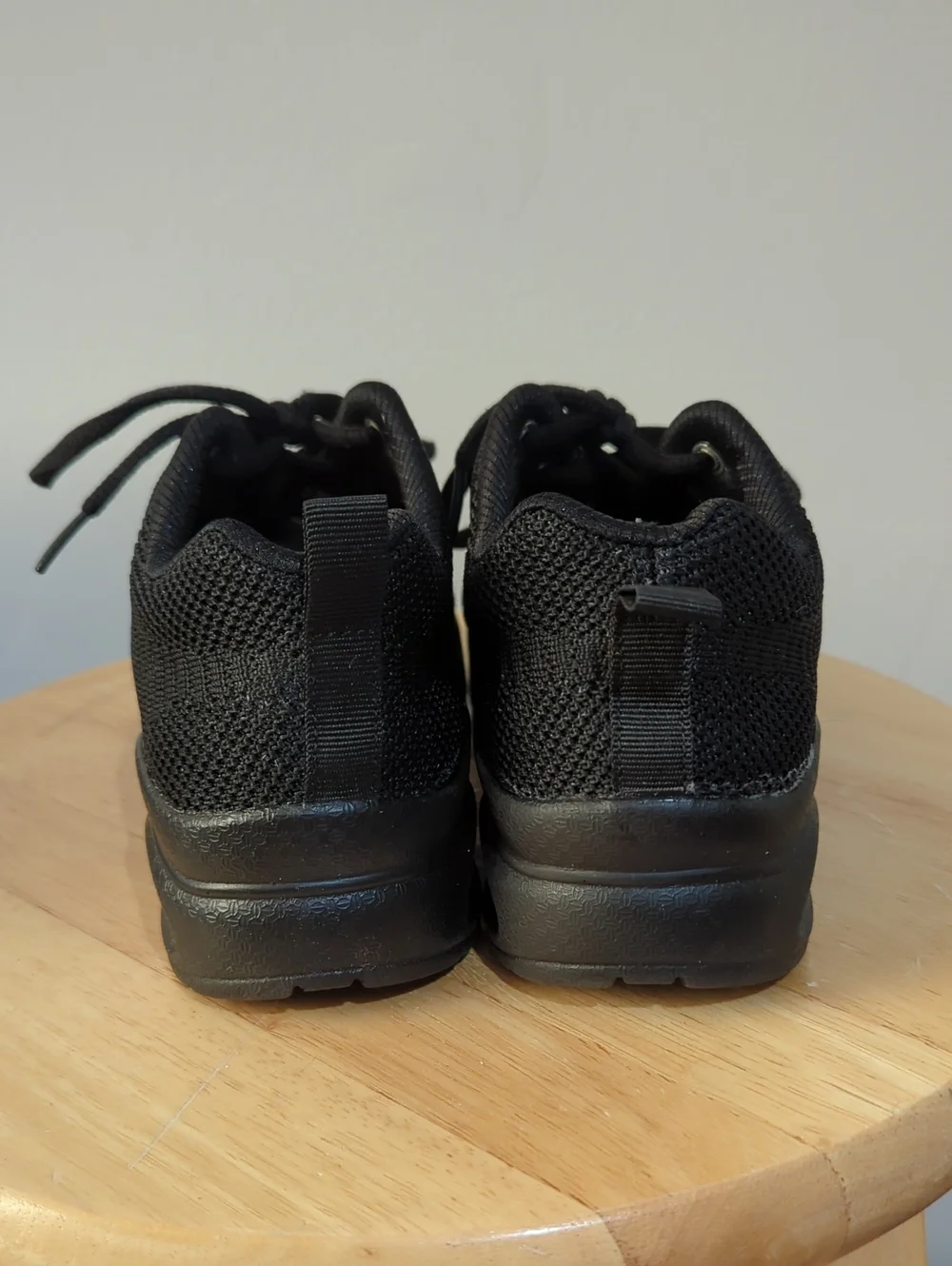LAST CHANCE-MAKE OFFER Women’s Black Knit Lace-Up Athletic Split Sole Sneakers